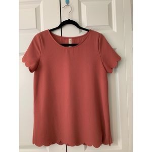 SCALLOPED SLEEVED TOP
